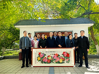 01青果软件集团向新疆大学敬献贺礼湘绣《花开富贵》.jpg