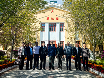 04青果软件集团代表团在新疆大学校史馆前合影.jpg