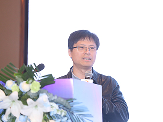 10宁波大学信息中心副主任兼党委办公室(校长办公室)副主任傅松寅作了题为“基于智慧物联的高校教育教学新空间探索和实践”的主题报告.jpg
