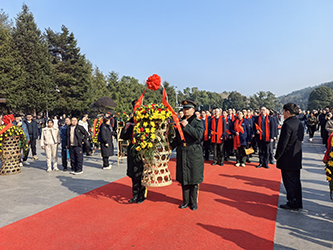 11向毛主席铜像敬献花篮(三).png