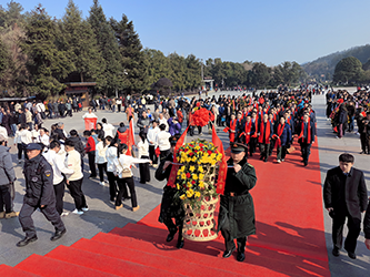 12向毛主席铜像敬献花篮(四).png
