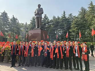 17毛主席铜像前合影(二).png