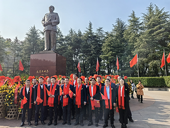 18毛主席铜像前合影(三).png