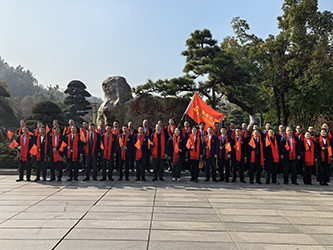 20毛泽东广场屏风石前合影(一).png