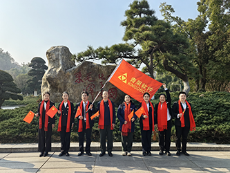 21毛泽东广场屏风石前合影(二).png