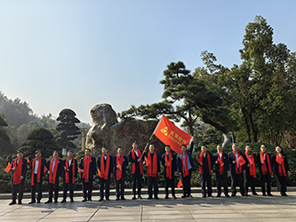 22毛泽东广场屏风石前合影(三).png