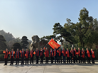 23毛泽东广场屏风石前合影(四).png