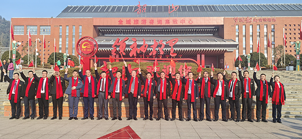 08韶山游客中心合影(四).png
