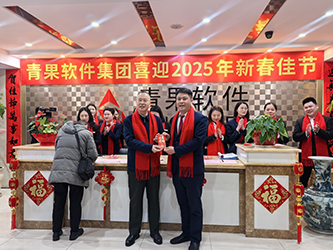 01董事长兼总裁张光铎博士亲自为优秀员工代表派发开工红包.png
