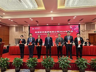 23郑州分公司总经理兼技术服务总监陈金欣为荣获征文比赛三等奖的员工颁奖.png