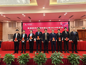 24人事总监唐翱为荣获征文比赛优秀奖的员工颁奖.png