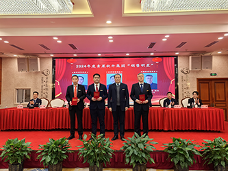 28总裁助理兼市场总监肖辉为2024年度优秀员工颁奖.png