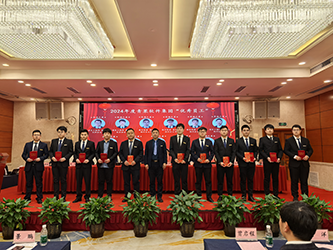 29总裁助理兼服务总监王奔波为2024年度优秀员工颁奖.png