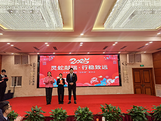 13副董事长兼工会主席刘萍女士为演讲比赛二等奖获奖者颁奖.png