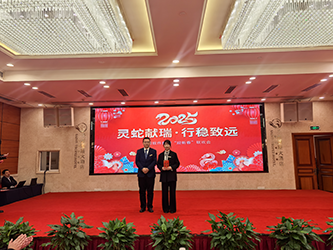 15副总裁兼总工程师屈可军为演讲比赛三等奖获奖者颁奖.png