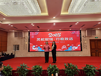19副董事长兼工会主席刘萍女士为大合唱二等奖获奖者代表颁奖.png