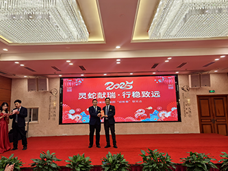 21副总裁兼总工程师屈可军为大合唱三等奖获奖者代表颁奖.png
