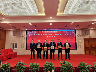 34总裁助理兼教学产品部研发总监王首红为二等奖幸运员工颁奖.png