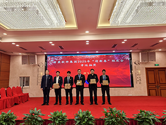 35总裁助理兼市场总监肖辉为二等奖幸运员工颁奖.png
