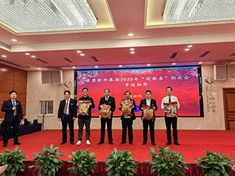 37人事总监唐翱为三等奖幸运员工颁奖.png