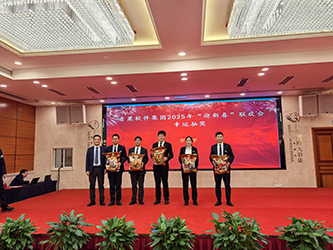38郑州分公司总经理兼技术服务总监陈金欣为三等奖幸运员工颁奖.png
