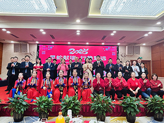 52演职人员合影.png