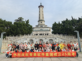 09湖南烈士纪念塔前合影(一).png