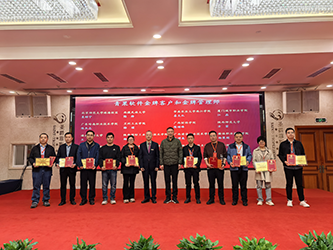 10-中南大学原党委副书记、西安电子科技大学原党委书记、湖南交通工程学院校长陈治亚教授和青果软件集团董事长兼总裁张光铎博士为第一批获奖者颁发“青果软件金牌客户”奖牌和“青果软件金牌管理师”荣誉证书.png