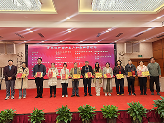 14-中国教育发展战略学会常务理事、学术委员会委员、清华大学教育研究院程建钢教授和华东师范大学信息化治理委员会秘书长沈富可教授为第二批获奖者颁发“青果软件金牌客户”奖牌和“青果软件金牌管理师”荣誉证书.png