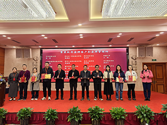 22-华北水利水电大学教务处孟俊贞副处长和青果软件集团副董事长兼执行总裁刘萍女士为第四批获奖者颁发“青果软件金牌客户”奖牌和“青果软件金牌管理师”荣誉证书.png